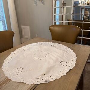 Vintage White Round Table Linen/Table Cloth